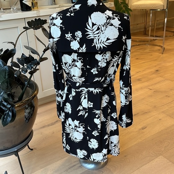 NWOT cinq a sept black and white floral print belted lightweight trench coat. - Picture 8 of 14